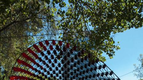 Градски портал от чаши за кафе