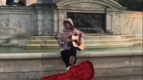 Каква любов: Бийбър направи серенада на Хейли пред Бъкингамския дворец