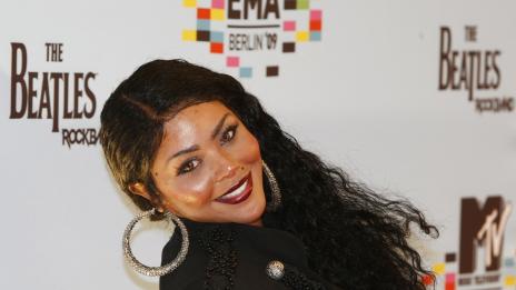 Лил Ким поиска от феновете си да купят подарък на бебето ѝ