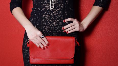 Червена или черна рокля: Коя ще привлече любовта?