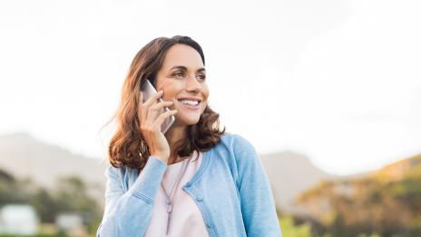 Телефонът ви свързва със света, но вреди на кожата