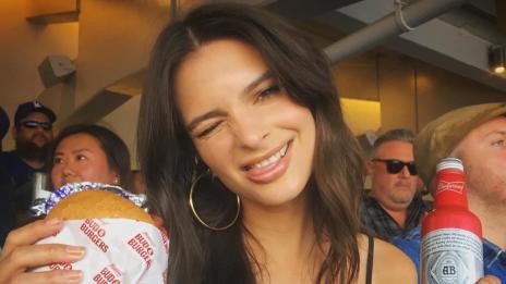 Как поддържа форма Емили Ратайковски?