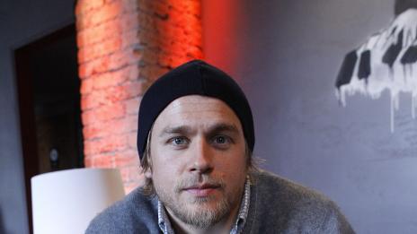 Не Иън, а Чарли Хънам е новият Крисчън Грей