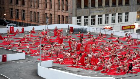 В името на изкуството: Спенсър Тюник отново разголи стотици за фотосесия