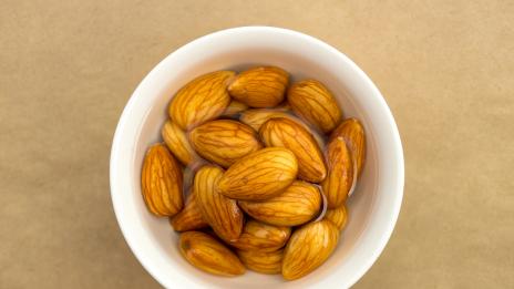 Трябва ли да накисвате суровите бадеми преди консумация?