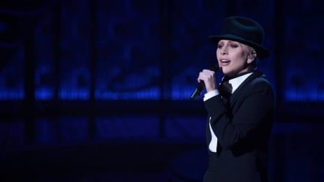 Лейди Гага с фрак и бомбе. Синатра е!