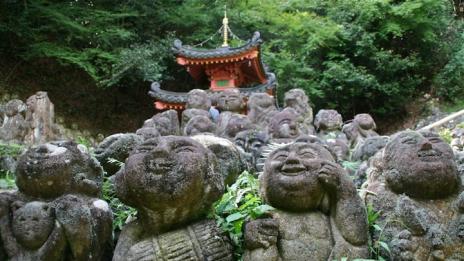 Причудливи каменни статуи