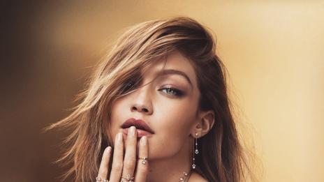 Защото златото й отива