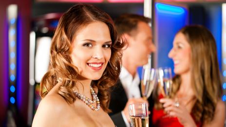 Как да привлечете вниманието на желания мъж по време на парти