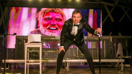 Русата Златка гледа Виктор Калев от първия ред