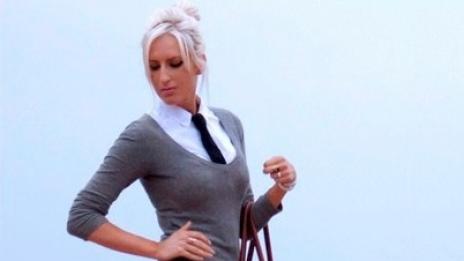 Градски стил: пуловерът, полата и чорапите