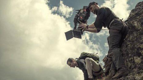 Беър Грилс инкогнито у нас, снима на Мусала