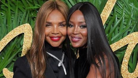 Наоми разходи майка си по червения килим, обявиха ги за сестри