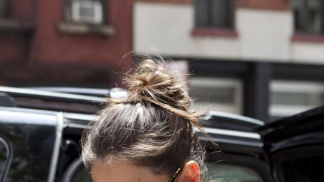 Кейти Холмс става първото лице на козметичната марка Bobbi Brown