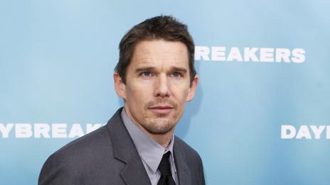 Итън Хоук: Анджелина Джоли кара мъжете да се чувстват слаби