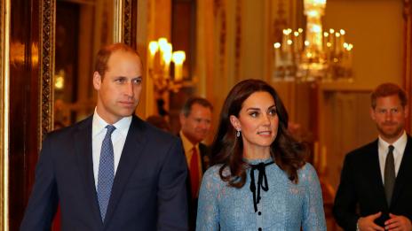 Конвоят на Уилям и Кейт блъсна жена