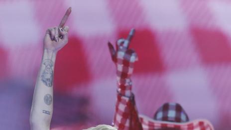 Майли похарчи 4000 долара за храна след шоуто си в Глазгоу