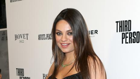 Мила Кунис отпразнува рождения си ден със сладолед.