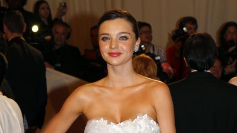 Миранда Кер слага сутиен за 2.5 млн. долара