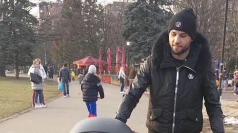 Мъжът на Деси Слава разхожда бебето