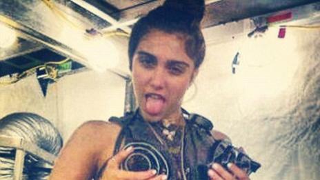 Мини копието на Мадона сложи корсета на звездата