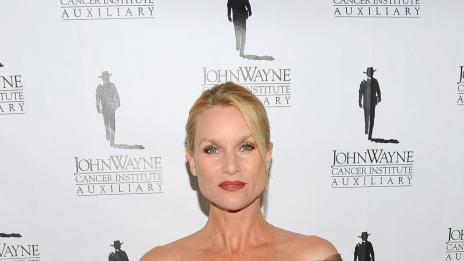 Николет Шеридън започна дело