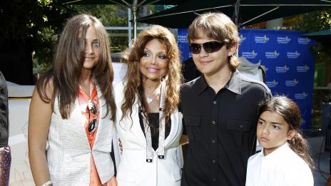 Защо кучето на Ла Тоя Джексън се казва Принс?