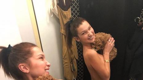 Бела Хадид – гола с кученце в ръце