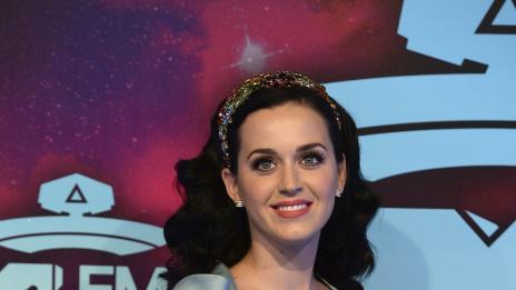 Кейти Пери блесна на червения килим с годежен пръстен