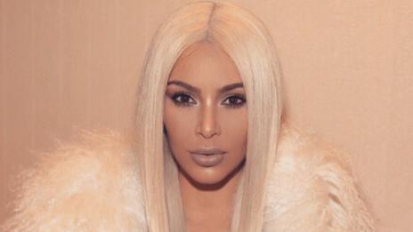 Ким „помпа“ гърдите си с тиксо!