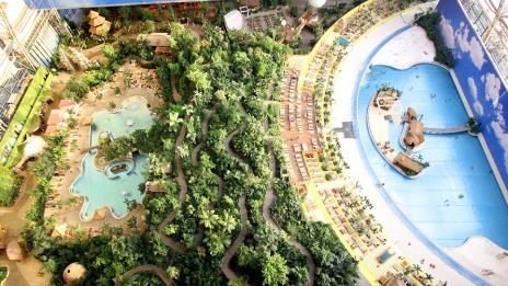 Най-големият закрит плаж в света