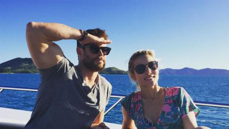 Крис Хемсуърт се шегува със слуховете, че ще се развежда