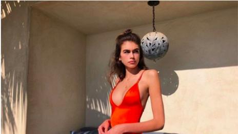 Кая Гербер разгорещи феновете си със снимка по бански