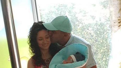 Румънеца щастлив, мама и бебето у дома