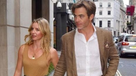 Крис Пайн има най-колоритната колекция от костюми