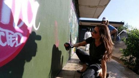 Виктория Бекъм рисува графити за благотворителност