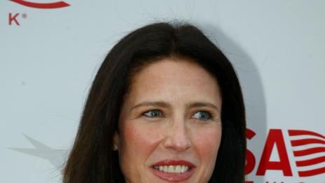 Мими Роджърс влиза в „Двама мъже и половина“