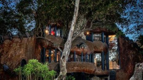 Приказна къща за фентъзи маниаци