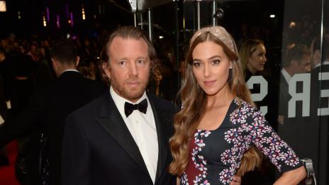 Гай Ричи най-накрая ще се ожени за майката на трите си деца