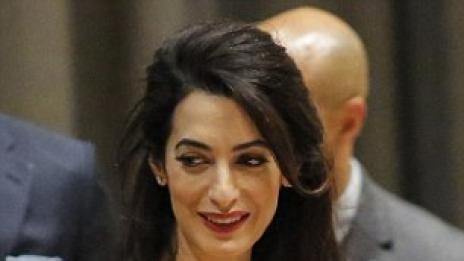 Госпожа Клуни в жълто с едва забележимо бременно коремче