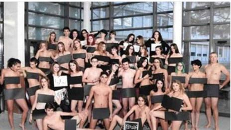 Ученици се съблякоха, за да отпразнуват края на годината... С учителя си!