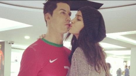 Ирина Шейк не може да устои на восъчния Роналдо