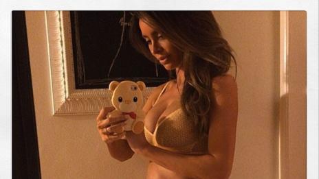 Скандалната Сара е с плочки на корема седмица преди раждането