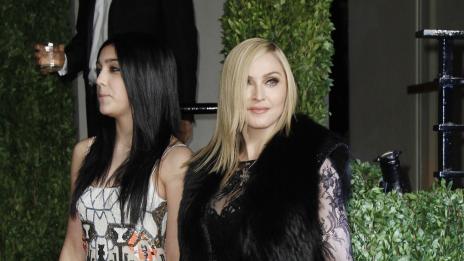 Тийнейджърката на Мадона пропуши