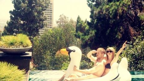 Тейлър Суифт и Калвин Харис яхнаха надуваем лебед