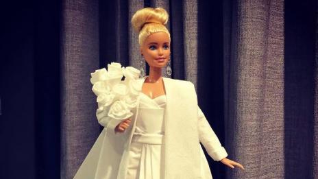 Мода от друго измерение: Барби като булка, облечена в тоалетна хартия