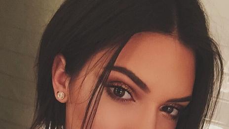 Кендъл Дженър си обръсна краката в кола