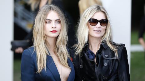 Кара Делевин преговаря със Саймън Кауъл за музикална кариера