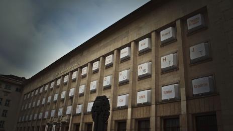 Teлефонната палата сe превърна в светеща клавиатура