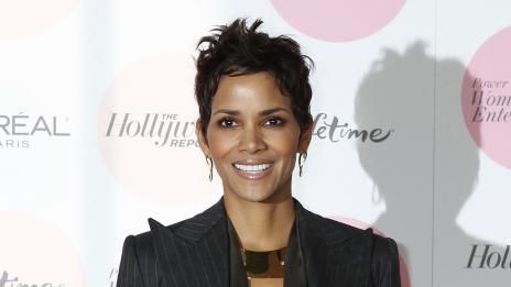 Хали Бери си пази обувките за дъщеря си